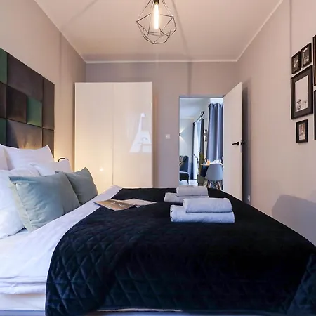 Apartment Six Dreams Spot *